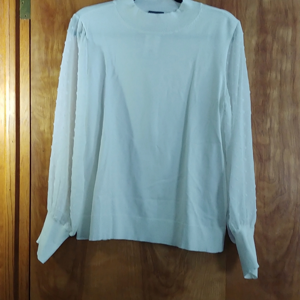New with tags. Women'sPullover sweater white textured sleeves Vince Camuto